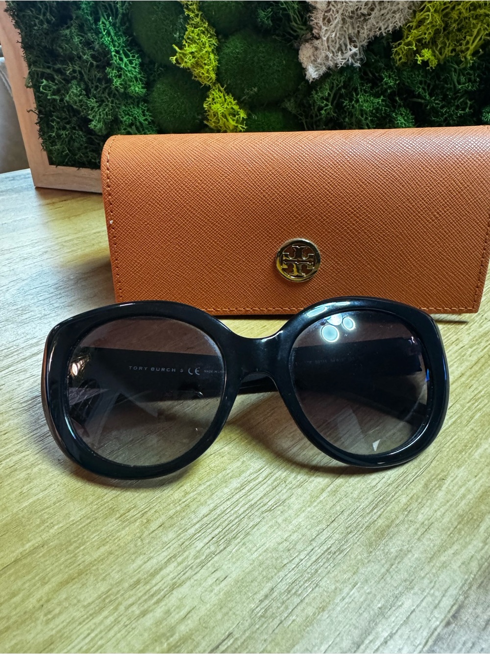 Tory Burch Black Oversized Round Sunglasses with Orange Logo Case - Picture 1 of 5